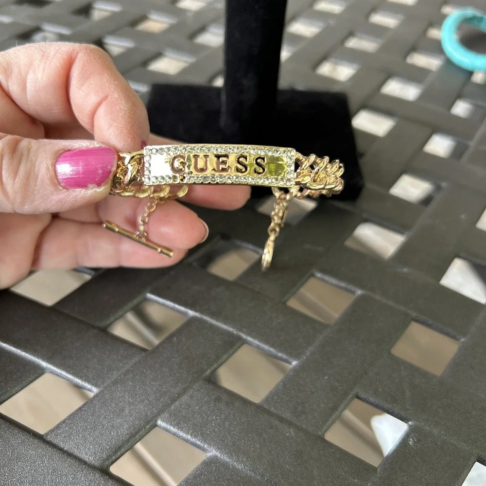 Gold Tone‎ Vintage Guess Chain Link I'd Bracelet